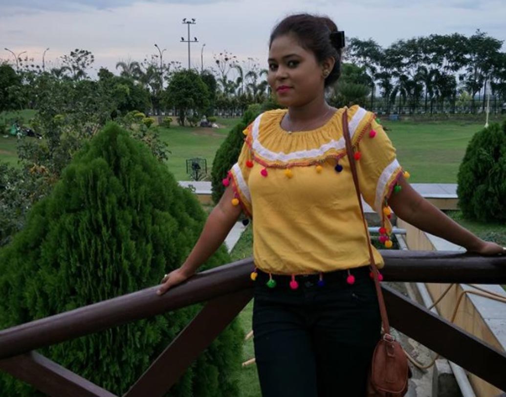 কাজের সুযোগ না পেয়েই কি তবে অবসাদে ভুগছিলেন মৌমিতা? নাকি এর পিছনে রয়েছে অন্য কোনও রহস্য? মৌমিতার ঘর থেকে একটি সুইসাইড নোট উদ্ধার করেছেন তদন্তকারীরা।