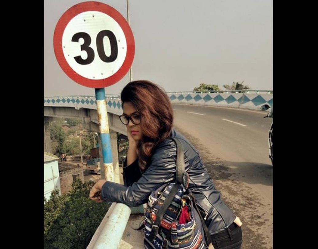 সোশ্যাল মিডিয়ায় যথেষ্ট অ্যাকটিভ মৌমিতা ফেসবুকে মাঝে মাঝেই নিজের জীবনের টুকরো গল্প শেয়ার করতেন। মৌমিতা ফেসবুকে শেষ পোস্ট করেছিলেন এই ছবিটি। ১৮ জানুয়ারি শেয়ার করেছিলেন এই ছবি। একটি ফ্লাইওভারের গার্ডওয়ালের ধারে গালে হাত দিয়ে দাঁড়ানো ছবির ক্যাপশনে লেখা, ‘বলবে না পিছুটান আর ফিরে চল’।