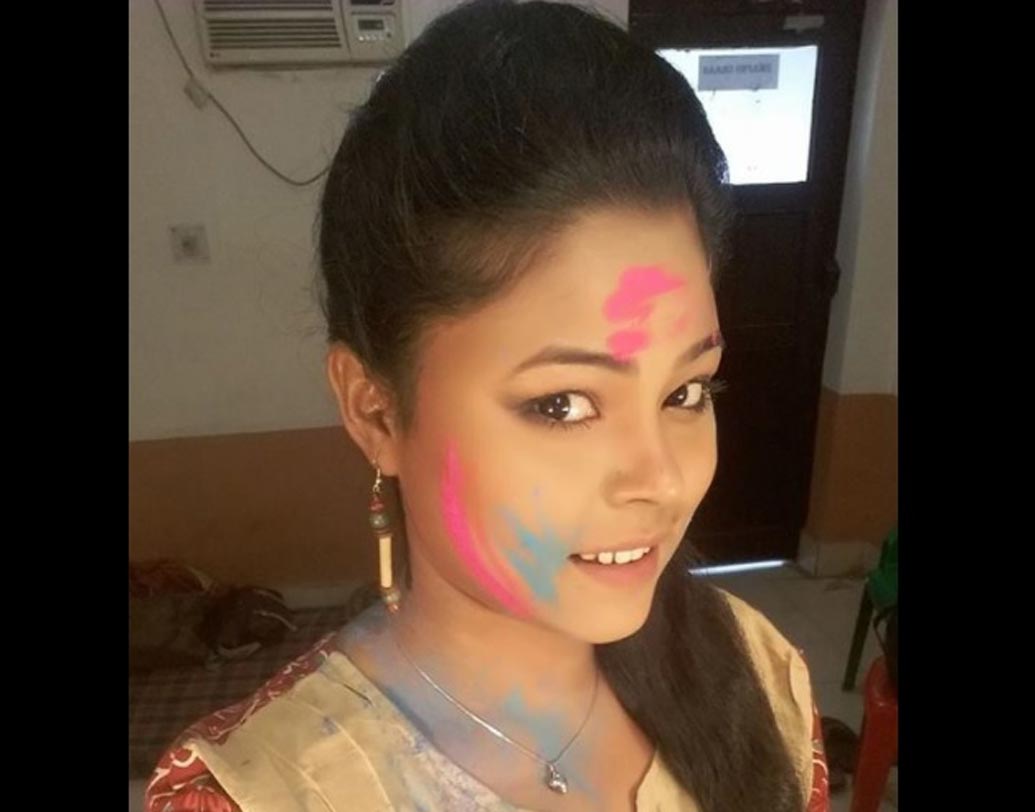 মৌমিতার শেষ পোস্টটি তদন্তকারীদের ভাবাচ্ছে। শুধুই কাজ না পাওয়ার অবসাদ, নাকি সম্পর্কের কোনও টানাপড়েনে ছিলেন মৌমিতা? এই দিকটিও খতিয়ে দেখা হচ্ছে।