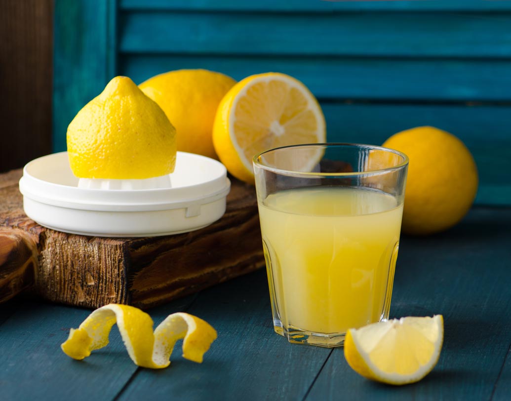 লেবুর রস: লেবুতে থাকা ভিটামিন সি হজমে ও পেট পরিষ্কার রাখতে সাহায্য করে।