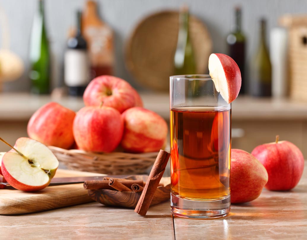 আপেলের রস: আপেলের মধ্যে সরবিটল যা শরীরে লাক্সেটিভের কাজ করে। আপেলে থাকা আয়রনও হজমে সাহায্য করে।