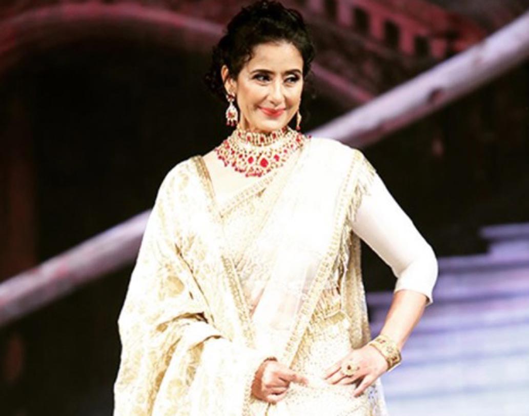 ক্যানসারের মতো কঠিন অসুখকে জয় করেছেন যে অভিনেতারা, তাঁদের মধ্যে প্রথমেই মনে পড়ে মণীষা কৈরালার নাম। ওভারিয়ান ক্যানসার ধরা পড়ার পর ইন্ডাস্ট্রি ছেড়ে দিয়ে ট্রিটমেন্ট শুরু করান। ২০১২-র ডিসেম্বরে অস্ত্রোপচার হয় তাঁর। কেমোথেরাপিও করান অভিনেত্রী। প্রায় পাঁচ বছর হয়ে গিয়েছে মণীষা সম্পূর্ণ ক্যানসার মুক্ত।