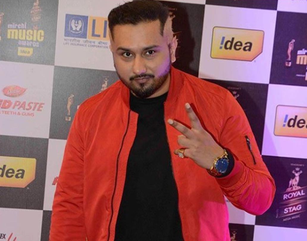 কোনও পার্টি কি হানি সিংহের গান ছাড়া জমবে? দেশের সেরা পপ স্টারদের মধ্যে অন্যতম সেরা ইয়ো ইয়ো হানি সিংহ। জানেন কি, হানি সিংহ দীর্ঘদিন অবসাদে ভুগেছেন? অবস্থা এতটাই খারাপ হয়েছিল যে গান বাজনা প্রায় ছেড়েই দিয়েছিলেন তিনি। দীর্ঘ চিকিত্সায় সহযোগিতা করে ফের কামব্যাক করেছেন শিল্পী।