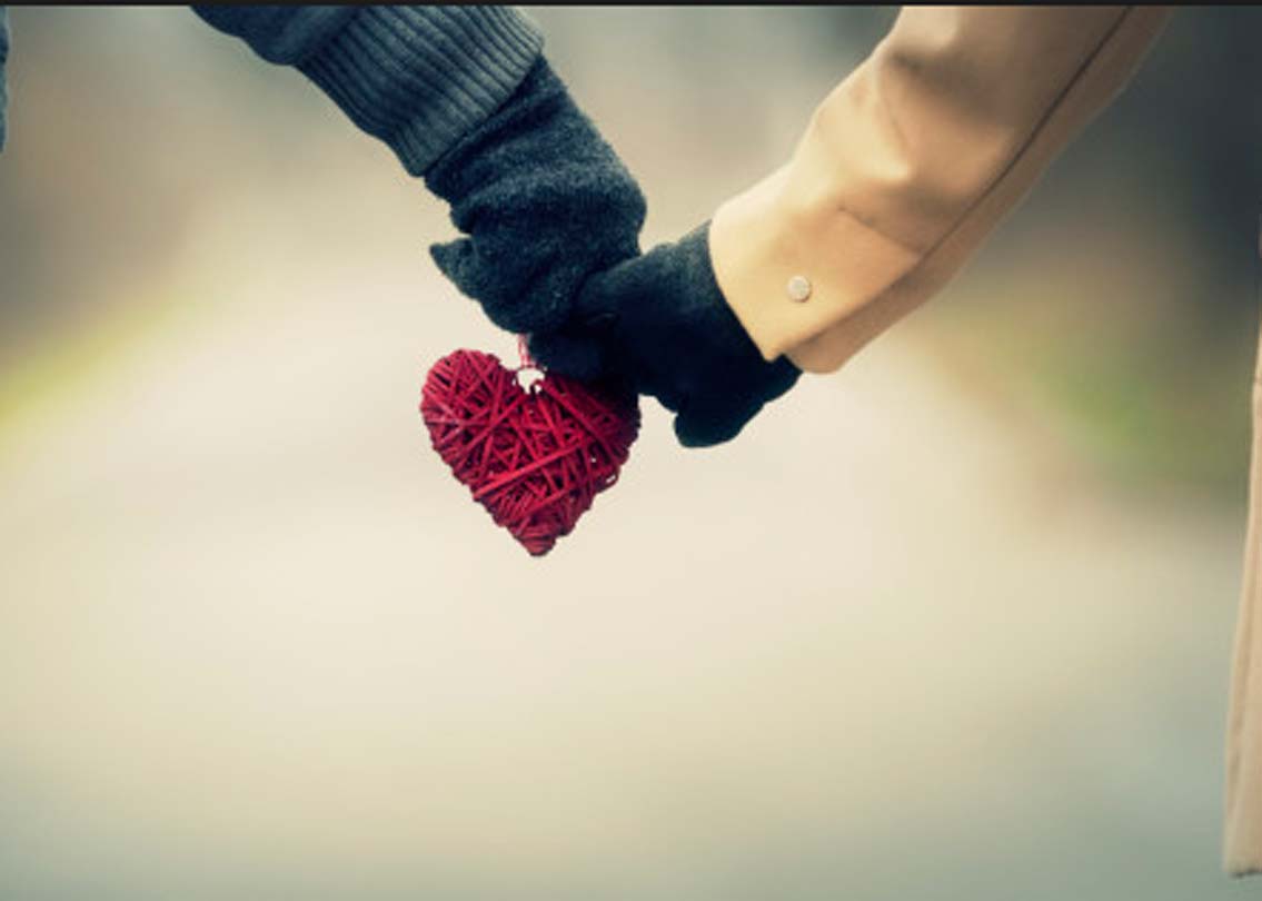 সম্পর্কে অন্যতম গুরুত্বপূর্ণ স্বাস্থ্যকর যৌন জীবন। তাই পার্টনারের সঙ্গে এ বিষয়ে খোলাখুলি আলোচনা করে নিন। পার্টনারকে জিজ্ঞাসা করতে পারেন, তাঁর কাছে মনোগ্যামির অর্থ কী? বা তিনি অনলাইন সেক্স, চ্যাট-এ অভ্যস্ত কি না? বা তাঁর যৌন তৃপ্তি নিয়ে। অবশ্যই খেয়াল রাখবেন এই প্রশ্নগুলো করার সময় আপনার পার্টনার যেন কোনওভাবে অপ্রস্তুত অনুভব না করেন। তা না হলে হিতে বিপরীত হতে পারে। আপনার থেকে অনেক কিছুই লুকিয়ে যেতে পারেন তিনি।