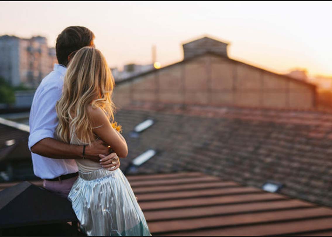 পার্টনারের আর্থিক স্বচ্ছলতার দিক সম্বন্ধেও ওয়াকিবহাল থাকা উচিত প্রত্যেকের। তিনি কত মাইনে পান? বা তাঁর কোনও বড় ব্যাঙ্ক ঋণ রয়েছে কি না? এ সব জানতে ভুলবেন না।