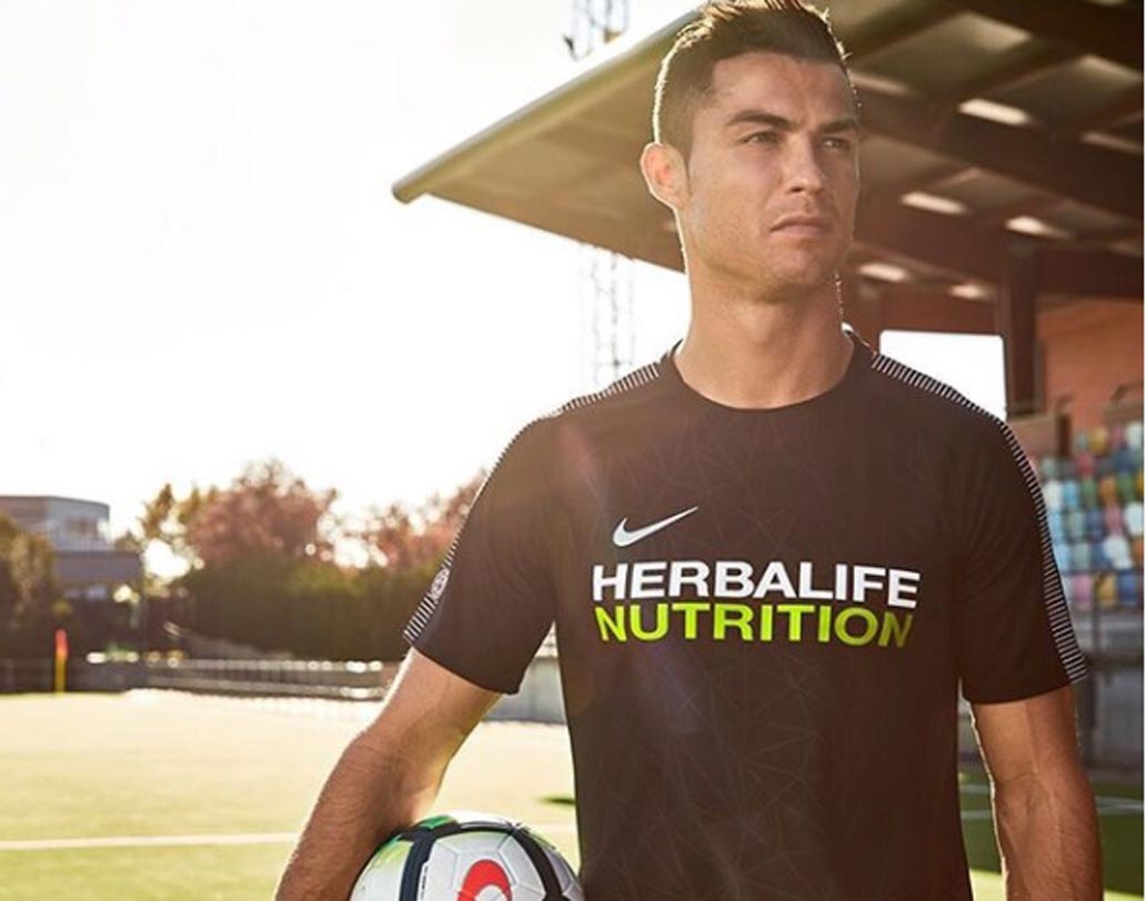 ইনস্টাগ্রামে ছবি পোস্ট করে সবচেয়ে বেশি রোজগার করা পুরুষ তারকাদের মধ্যে অন্যতম ক্রিশ্চিয়ানো রোনাল্ডো। ১২ কোটি ২০ লক্ষ ফলোয়ারের ইনস্টাগ্রাম অ্যাকাউন্টে একটি ছবি পোস্ট করে রোনাল্ডোর আয় হয় প্রায় তিন কোটি কুড়ি লক্ষ টাকা।