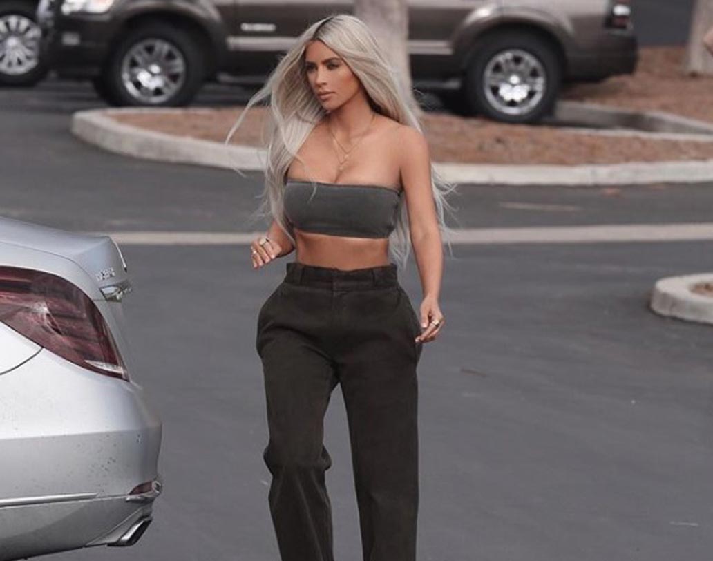 নিজের বিউটি লাইন রয়েছে। নাম ‘কে কে ডব্লিউ’। সেটি ছাড়াও বিভিন্ন জুয়েলারি ব্র্যান্ড বা যোগাসনের সংস্থার হয়ে এনডর্স করেন কিম কার্দাশিয়ান। ইনস্টাগ্রামে ছবি পোস্ট করে কিমের রোজগার প্রায় তিন কোটি কুড়ি লক্ষ টাকা।