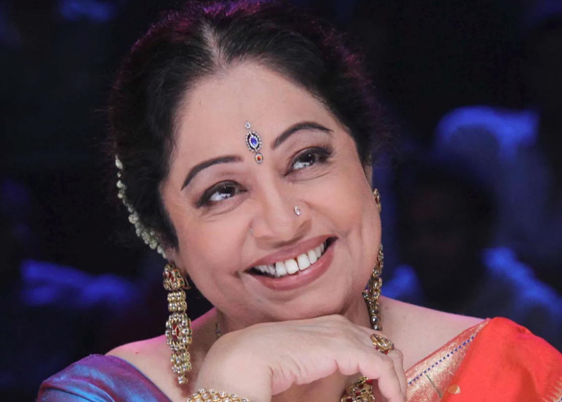 কিরণ খের: ১৯৮০ সাল থেকে অভিনয় শুরু। কিন্তু তারপর সন্তানদের দেখভালের জন্য অভিনয় জগৎ ছেড়ে বেরিয়ে আসেন। খুব কম মানুষই এই সত্য জানেন। তার প্রায় ১৬ বছর পর ১৯৯৬-এ শ্যাম বেনেগালের ছবি ‘সরদারি বেগম’-এ অভিনয়ের মাধ্যমে তাঁর কামব্যাক। যাতে তিনি ন্যাশনাল অ্যাওয়ার্ড পান। দেরিতে হলেও শুরুটা মন্দ না।