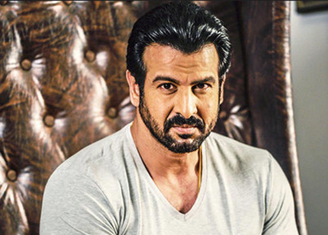 রনিত রায় : অভিনয় শুরু ছোটপর্দায়। দীর্ঘদিন ছোটপর্দায় অভিনয় করেছেন তিনি। ১৯৯২ সালে ‘জান তেরে নাম’-এ বলিউড ফিল্মে প্রথম অভিনয়। তবে জনপ্রিয় হয়ে ওঠেন ২০১০ সালে ‘উড়ান’-এ অভিনয় করে। তারপর ‘স্টুডেন্ট অফ দ্য ইয়ার’, ‘বস’, ‘টু স্টেটস’, ‘আগলি’।