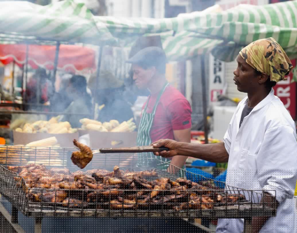 জার্ক চিকেন: চিকেনের অনেক ডিসই তো ট্রাই করেছেন। জামাইকার এই বিশেষ রেসিপিটি চেখে দেখতেই পারেন। নানা মশলা সহযোগে গ্রিলড চিকেনের এই ডিস একটু বেশিই স্পাইসি। তবে, মন ফুরফুরে রাখতে এক বার ট্রাই করে দেখতে পারেন।