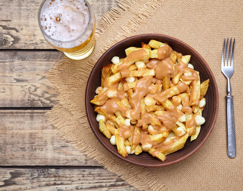 পওটিন: যারা মুচমুচে আলুভাজা পছন্দ করেন তাঁদের জন্য এই ডিসটি খুবই উপাদেয়। সারাদিনের ক্লান্তি কাটাতে চিজ এবং মাংসের টপিং দেওয়া পওটিন চেখে দেখতেই পারেন। কানাডায় এই খাবারের বিশেষ চল রয়েছে।