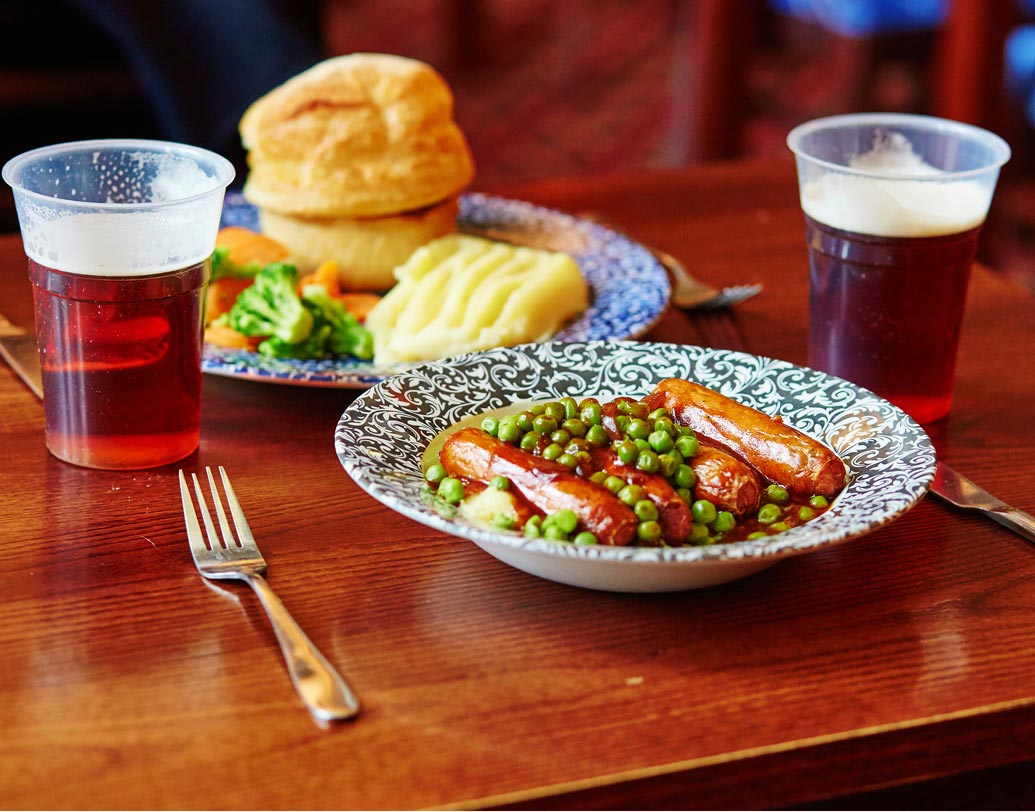 ব্যাংগারস অ্যান্ড ম্যাশ: নরম পানীয়ের সঙ্গে তাড়িয়ে তাড়িয়ে ব্যাংগারসের স্বাদ নেন ব্রিটেনের মানুষ। এই পদটি মূলত ম্যাশড পটেটোর উপর পর্ক সসেজের টপিং দিয়ে বানানো হয়। ডিসটি তৈরি করতেও খুব কম সময় লাগে।