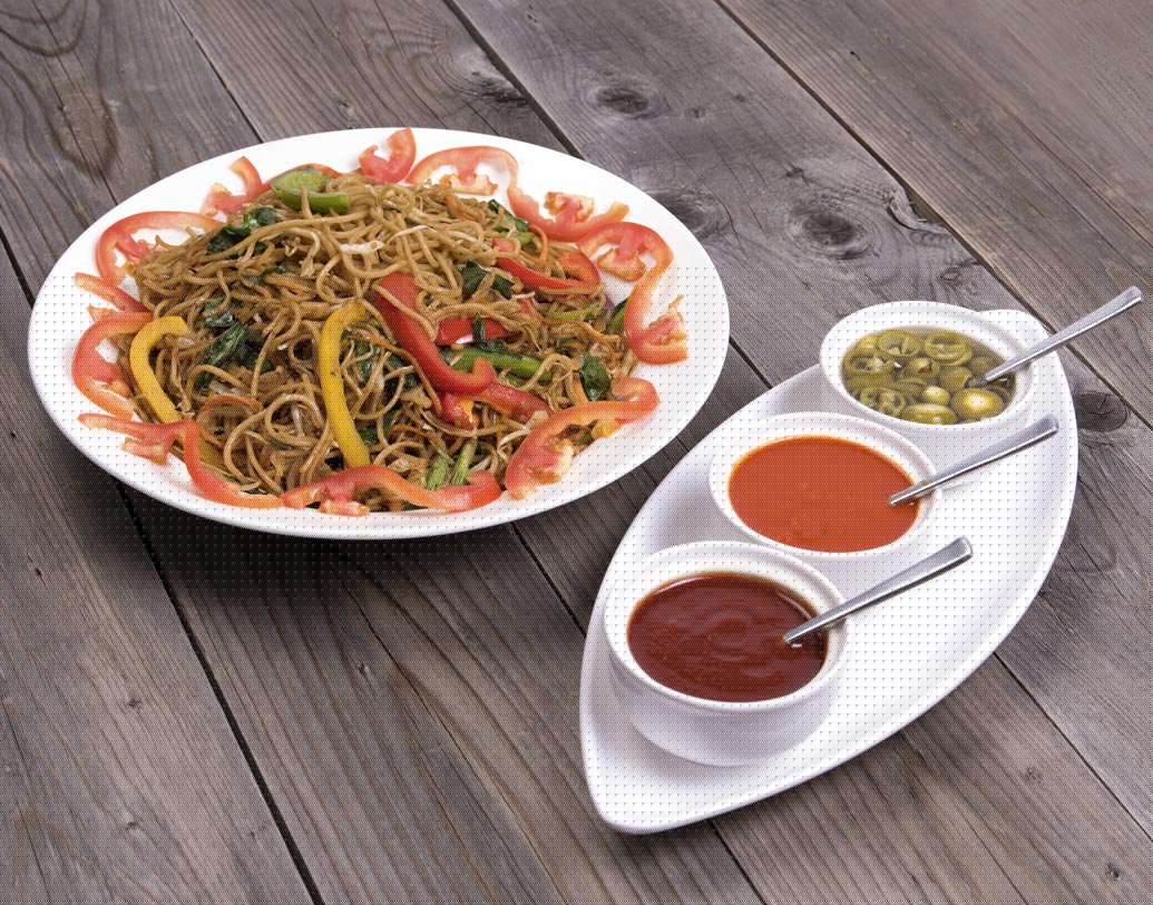 মি গোরেং: ইন্দোনেশিয়া, মালয়েশিয়া এবং সিঙ্গাপুরে মি গোরেং খুবই জনপ্রিয়। হলুদ নুডলসের সঙ্গে প্যান ফ্রায়েড পেঁয়াজ, টম্যাটো, বিফ, চিকেন বা পর্ক দিয়ে রাঁধা এই ডিস মুহূর্তের মধ্যে মন ভাল করে দেবে।