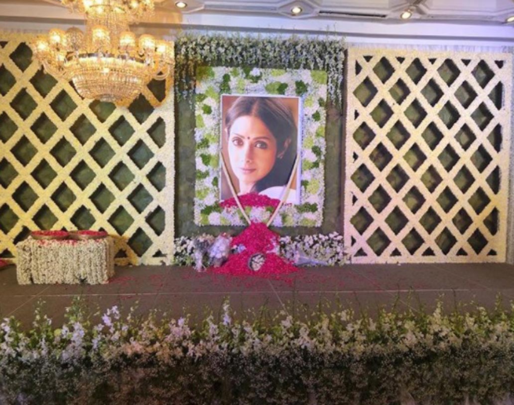 তামিলনাড়ুর শিবকাশীতে ১৯৬৩ সালের ১৩ অগস্ট জন্ম হয়েছিল শ্রীদেবীর। তামিল ছবিতেই প্রথম অভিনয় করেছিলেন তিনি। ১৯৬৯ সালে ‘থুনাইভান’ ছবিতে শিশু শিল্পী হিসেবে অভিনয় জগতে হাতেখড়ি হয় শ্রীদেবীর। তাই বলিউডের সঙ্গে তামিল ফিল্ম ইন্ডাস্ট্রিতেও শ্রীদেবীর বিপুল জনপ্রিয়তা রয়েছে।