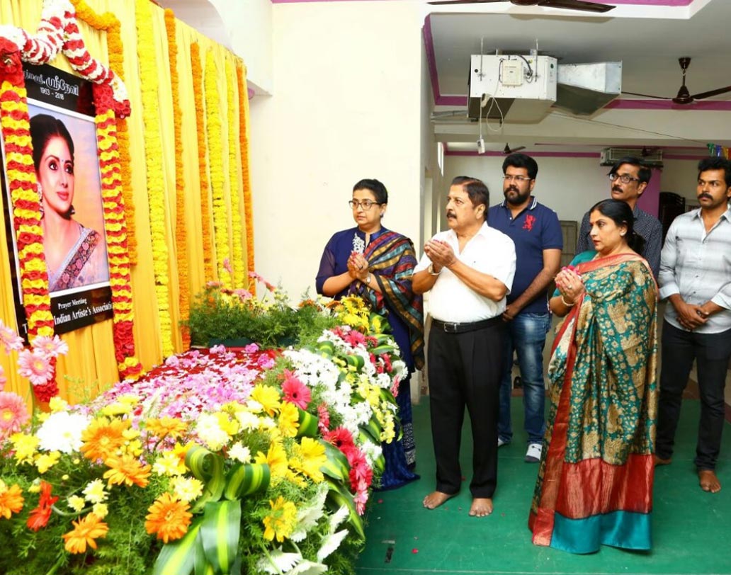 সাউথ ইন্ডিয়ান আর্টিস্টস অ্যাসোসিয়েশনও শ্রদ্ধা জানায় শ্রীদেবীকে। উপস্থিত ছিলেন দক্ষিণী অভিনেতা শিবকুমার, শ্রীপ্রিয়া, পদ্মিনী, কে ভাগ্যরাজ-সহ একাধিক তারকা।