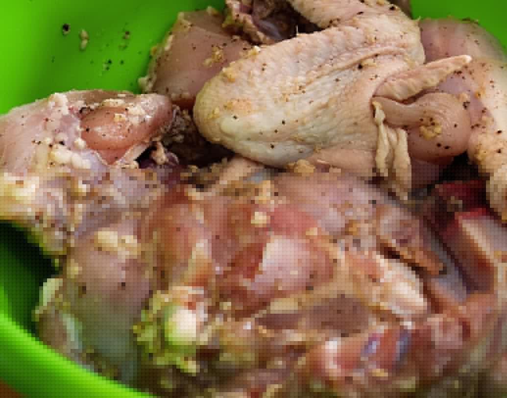 চিকেন ২ চা চামচ আদা-রসুন বাটা, নুন ও গোলমরিচ গুঁড়ো দিয়ে ম্যারিনেট করে রাখুন ২ ঘণ্টা।