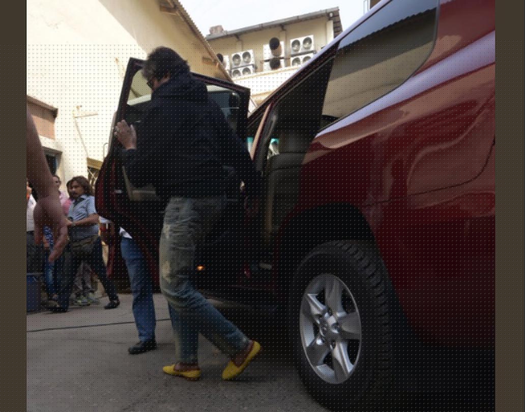 বচ্চন দম্পতির গ্যারাজে রয়েছে ১২টি বিলাসবহুল গাড়ি, যার মোট দাম প্রায় ১৩ কোটি টাকারও বেশি। এগুলির মধ্যে রয়েছে একটি রোলস রয়েস, তিনটি মার্সেডিজ, একটি পোরশা এবং একটি রেঞ্জ রোভার। অমিতাভের একটি ন্যানো ও ট্র্যাক্টরও রয়েছে।