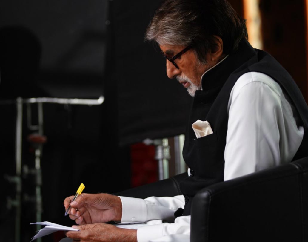 অমিতাভ ও জয়ার দু’টি ঘড়ি রয়েছে যার একটির দাম ৩ কোটি ৪০ লক্ষ টাকা। অপরটি ৫১ লক্ষ টাকার। অমিতাভের একটি পেন রয়েছে যার দাম ৯ লক্ষ টাকারও বেশি।