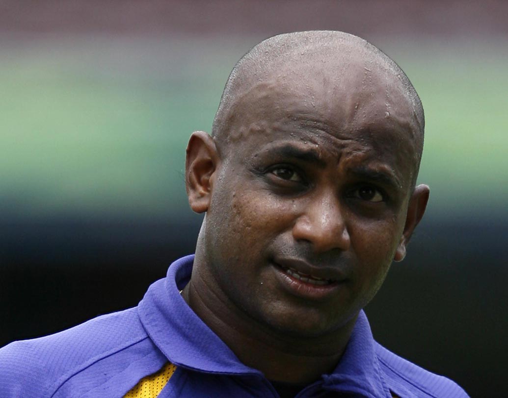 কোনও ব্যাটসম্যানই চান না, জাতীয় দলের হয়ে মাঠে নেমে রানের খাতা না খুলে প্যাভিলিয়নে ফিরতে। কিন্তু, না চাইলেও অনেক সময়েই বিনা রানে প্যাভিলিয়নে ফিরতে হয়েছে বহু তারকা ব্যাটসম্যানকে। আন্তর্জাতিক একদিনের ক্রিকেটে সর্বাধিক শূন্য রানে প্যাভিলিয়নে ফিরেছেন সনৎ জয়সূর্য। ৩৪ বার শূন্য রানে প্যাভিলিয়নে ফিরেছেন তিনি।