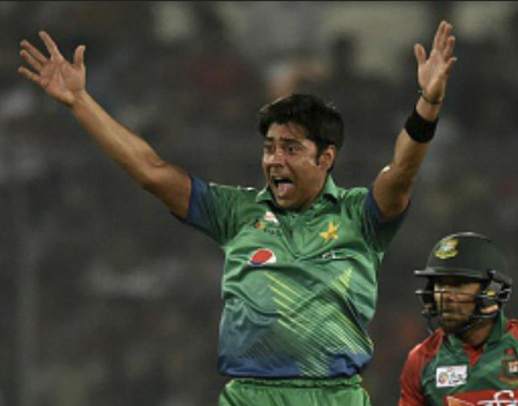 কত বলে এক ওভার হয়? প্রশ্নটির উত্তরে যে কেউই নিতান্ত ছেলে মানুষের মতো বলে দিতে পারে, ছয় বলে এক ওভার। কিন্তু কাউকে দেখেছেন ১৭ বলে ওভার সম্পূর্ণ করতে? শুনতে অবাক লাগলেও এমনটাই হয়েছিল ২০০৪ এশিয়া কাপের ম্যাচে। ওডিআই ক্রিকেটে দীর্ঘতম এই ওভারের রেকর্ড আছে মহম্মদ শামির দখলে। এশিয়া কাপের ম্যাচে বাংলাদেশের বিরুদ্ধে ১৭ বলে একটি ওভার শেষ করেছিলেন শামি। তাঁর ওভারে ছিল ৭টি ওয়াইড এবং ৪টি নো বল।