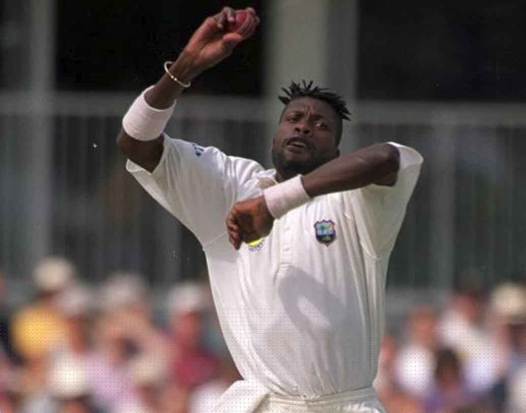 বিশ্ব ক্রিকেটে সম্ভ্রম আদায়কারী নাম কার্টলি অ্যামব্রোস। টেস্টে ৪০৫ উইকেটের মালিক একটা সময় ত্রাস ছিলেন তাবড় তাবড় ব্যাটসম্যানেরও। কিন্তু অবাক করার মতো হলেও টেস্ট ক্রিকেটে একটি ওভারে সর্বাধিক নো বল করার রেকর্ড আছে অ্যামব্রোসের দখলেই। ১৯৯৩ সালে পার্থে একটি ওভারে ৯টি নো বল করেন অ্যামব্রোস। ১৫ বলে শেষ করেন ওভারটি।