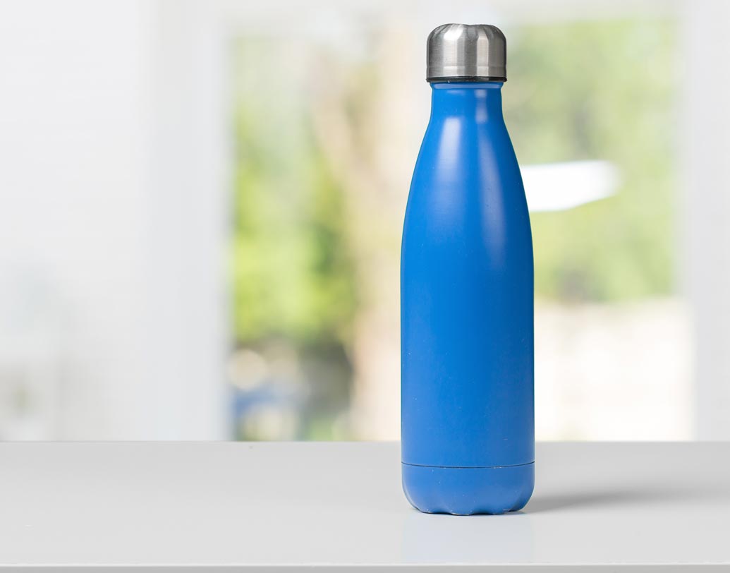 সব সময় ব্যাগে রিইউজেবল জলের বোতল রাখুন। যাতে বাইরে প্লাস্টিকের বোতলে জল কিনে খেতে না হয়।