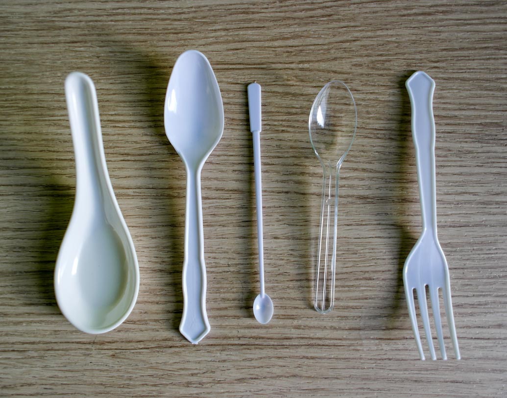 প্যাক করা খাবারের সঙ্গে অনেক জায়গায় প্লাস্টিকের কাটলারি, স্ট্র দেওয়া হয়। যতটা সম্ভব এগুলোর ব্যবহার এড়িয়ে চলুন।