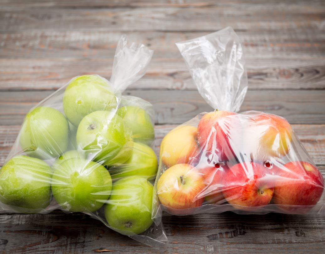 কাঁচা সব্জি, ফল, ড্রাই ফ্রুটস প্লাস্টিকের ব্যাগে রাখা ছাড়ুন। জাল, কাপড়ের ব্যাগ ব্যবহার করুন তার বদলে।