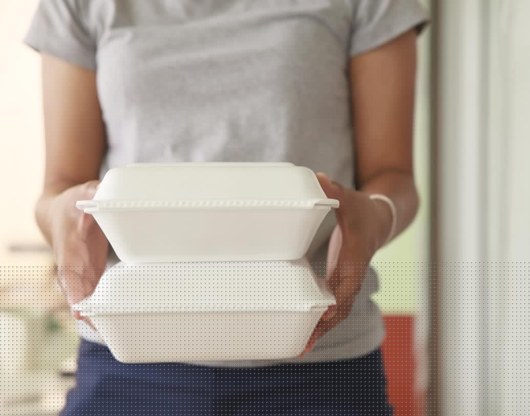 বাড়িতে ডিনার করার ইচ্ছা না হলে রেস্তোরাঁয় গিয়ে খান। কিন্তু টেক অ্যাওয়ে যতটা সম্ভব এড়িয়ে চলুন। অধিকাংশ রেস্তোরাঁর টেক অ্যাওয়ে সার্ভিসেই প্লাস্টিকের কন্টেনারে খাবার দেওয়া হয়।