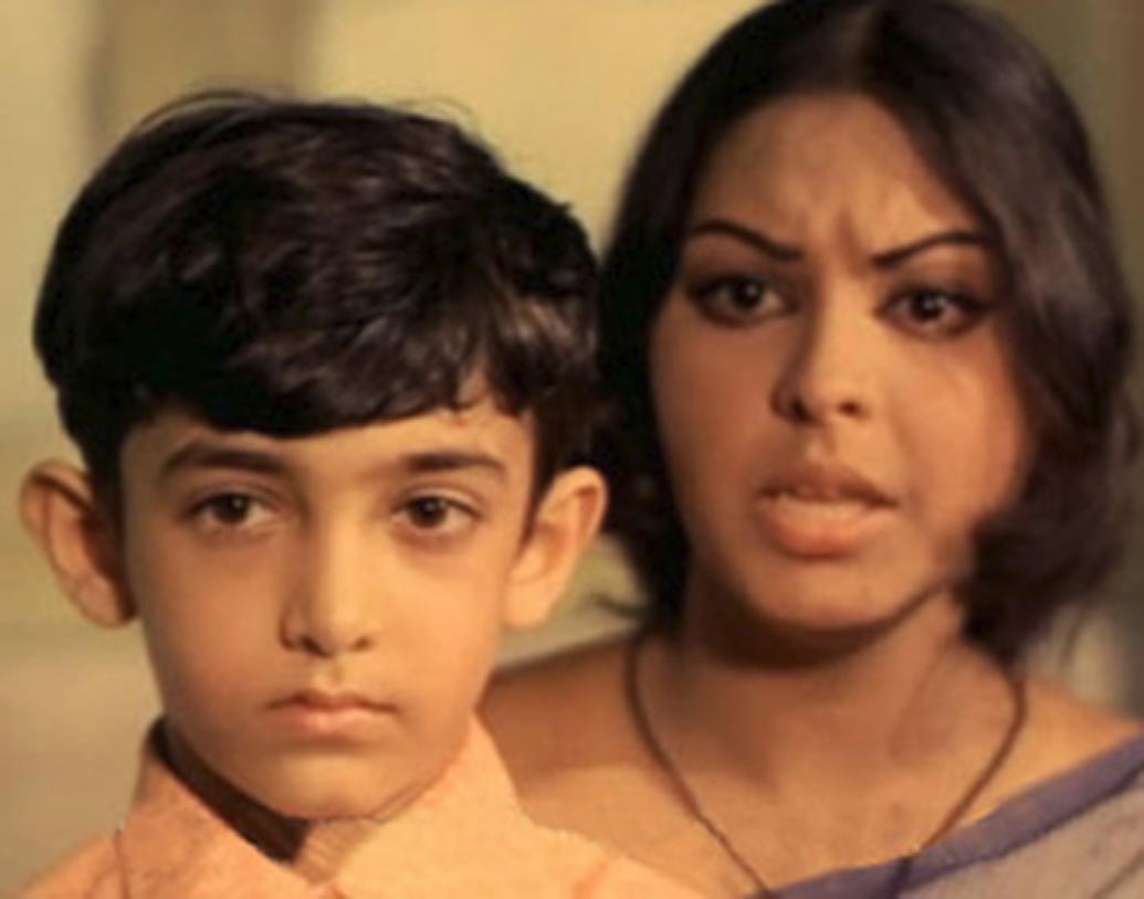 ১৬ বছর বয়সে বন্ধু আদিত্য ভট্টাচার্যের (পরিচালক বাসু ভট্টাচার্যের পুত্র) সঙ্গে একটি স্বল্পদৈর্ঘ্যের নির্বাক চলচ্চিত্রও তৈরি করেছিলেন আমির। ছবির নাম ‘প্যারানয়া’(Paranior)। ছবির নির্মাণের অধিকাংশ টাকাটাই দিয়েছিলেন ডক্টর শ্রীরাম লাগু। জীবনে একটি মাত্র মিউজিত ভিডিওতে কাজ করেছেন আমির। ২০০৩ সালে মুক্তিপ্রাপ্ত সেই মিউজিক ভিডিওতে গান গেয়েছিলেন রূপ কুমার রাঠৌর।