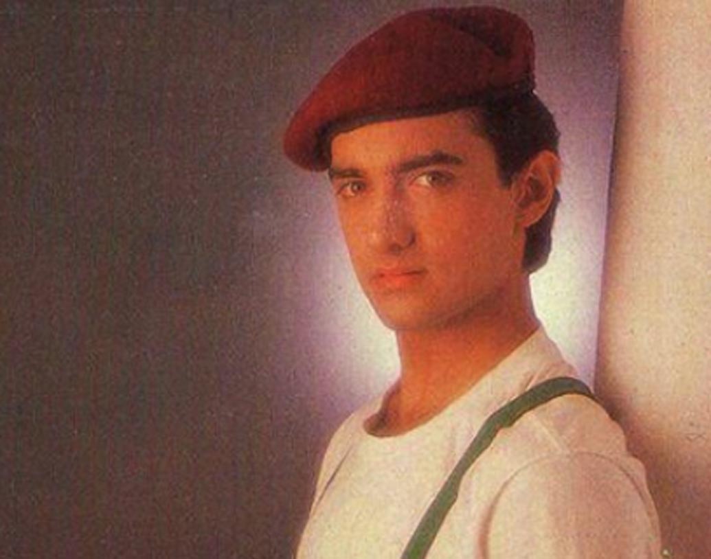 দুই বছরের জন্য ‘অবান্তর’ বলে একটি নাটকের দলেও কাজ করতেন আমির। সেই দলে অভিনেতা হিসেবে নয়, ব্যাকস্টেজের সহযোগী হিসেবেই কাজ করেছিলেন। আর তারপরই ধীরে ধীরে জন্মাতে থাকে অভিনয়ের প্রতি আমিরের আগ্রহ। কিছুটা বাবার ইচ্ছের বিরুদ্ধে গিয়েই নিজের ইচ্ছের গাছটিতে আস্তে আস্তে জল দিতে শুরু করেন আমির।