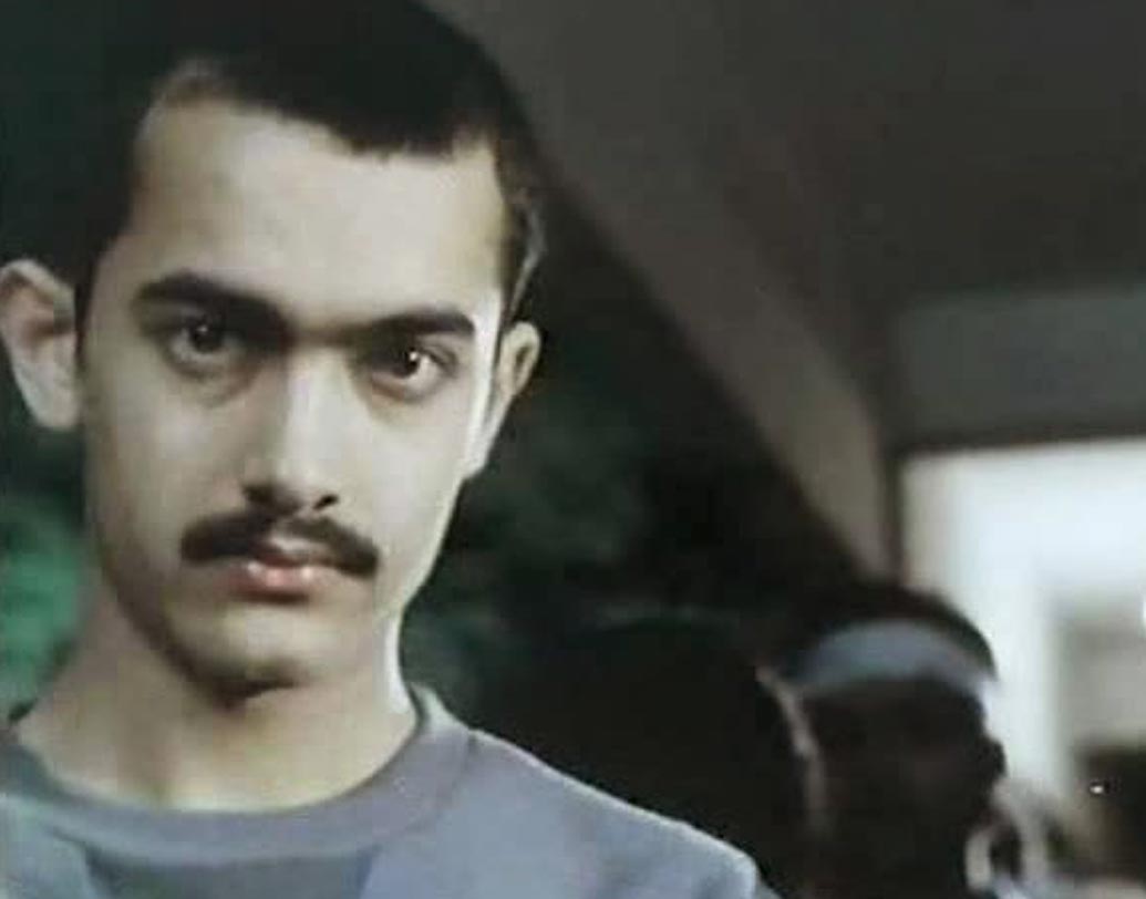 শুরু হয় হিন্দি ছবিতে আমির খানের অভিনয়ের সফর। শুরুটা হয় কেতন মেহতার হাত ধরে। ছবির নাম হোলি(১৯৮৪)। এই ছবিতে আমিরকে একটি চুম্বন দৃশ্যেও অভিনয় করতে হয়েছিল। আমির ছাড়াও এই ছবিতে ছিলেন তাঁর প্রিয় দুই বন্ধু আশুতোষ গোয়ারিকর এবং রাজ যুৎশি। ওম পুরি এবং নাসিরুদ্দিন শাহও ‘হোলি’তে অভিনয় করেছিলেন। তবে ছবির এন্ড ক্রেডিটসে আমিরের পুরো নামটি অর্থাৎ আমির হুসেন খান নামটিই ছিল। যদিও প্রথমে শিশু অভিনেতা হিসেবেই বলিউডে হাতেখড়ি হয়েছিল আমিরের।