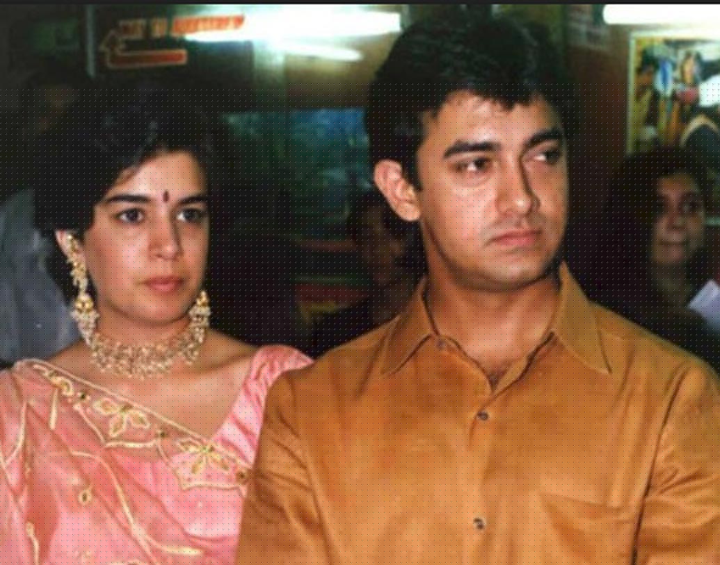 ১৯৮৪ সালে ‘হোলি’র মুক্তির আগেই আমিরের সঙ্গে রীনা বক্সির দেখা হয়ে যায়। প্রেমে পড়েন দুজনে। আর সেখান থেকে ১৯৮৬ সালে বিয়ে। আর তারপরই ১৯৮৮ সালে আমিরের জীবনে আসে প্রথম সুপারহিট ছবি ‘কয়ামত সে কয়ামত তক’। সেই ছবিতে রীনার এক ঝলক দেখাও মিলেছিল। ছবির বাজেট এতটাই কম ছিল যে অভিনয়ের পাশাপাশি ছবির বাণিজ্যিক দিকের খুঁটিনাটিও দেখতে হয়েছিল আমির খানকে। রাস্তায় ঘুরে ঘুরে বাস আর অটোতে এই ছবির পোস্টার লাগাতেন আমির ও রাজ যুৎশি।