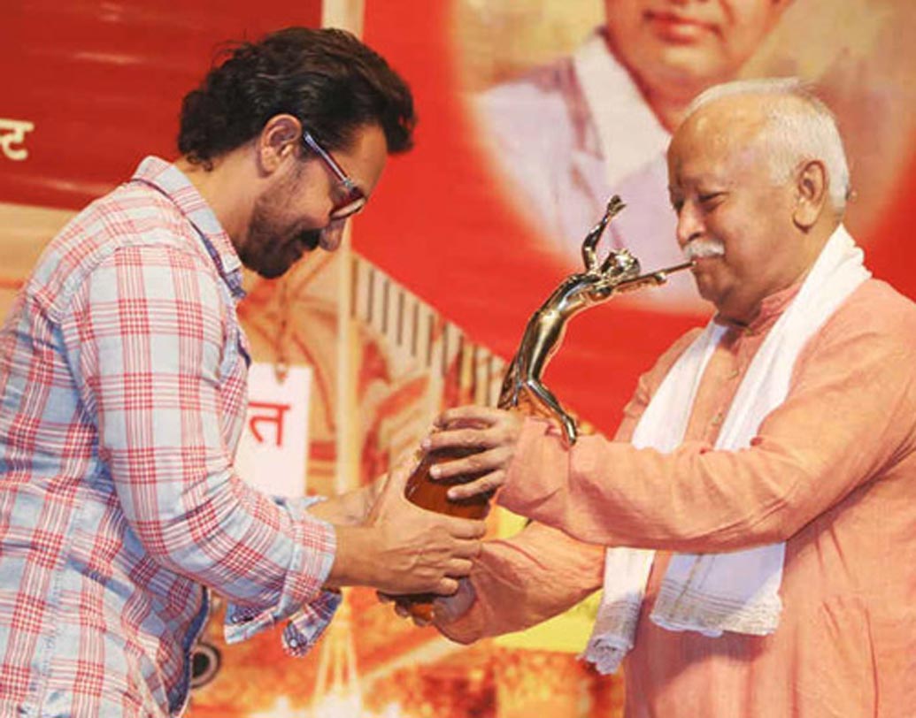 কোনও অ্যাওয়ার্ড শো-তে সচরাচর দেখা মেলে না আমির খানের। কোনও দিনই অ্যাওয়ার্ড শো নিয়ে খুব একটা অ্যালার্জি আমিরের ছিল না। একই বছর ফিল্মফেয়ারে ‘দিল’ ছবিটির জন্য মনোনীত হয়েছিলেন আমির আর সানি ‘ঘায়ল’ এর জন্য। কিন্তু সানি দেওল ফিল্মফেয়ার অ্যাওয়ার্ডের সেরা অভিনেতা পুরস্কারটি জিতে নেওয়ার পরই পুরস্কারের প্রতি বিরক্তি শুরু হয় আমিরের। ‘লগান’, ‘তারে জমিন পর’ আর ‘থ্রি ইডিয়টস’ ছবিটির জন্য জাতীয় পুরস্কারও পেয়েছিলেন আমির। ২০০৩ সালে পদ্মশ্রী আর ২০১০ সালে পদ্মভূষণের মতো বিশেষ সম্মানে ভূষিত হয়েছিলেন আমির খান।