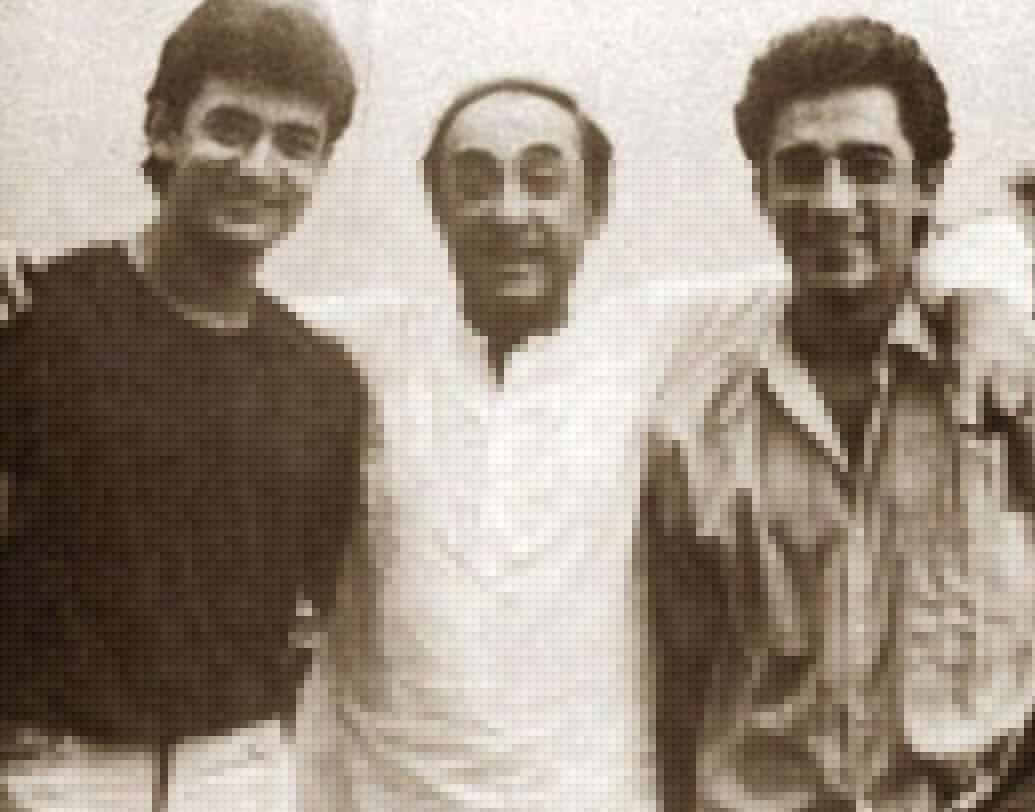 আমির খানের পরিবারের এক একজন ছিলেন ভিন্ন ভিন্ন পেশার সঙ্গে জড়িত। কেবল তাঁর বাবাই সরাসরি সিনেমার সঙ্গে যুক্ত ছিলেন। স্বাধীনতা সংগ্রামী মৌলানা কালাম আজাদ ছিলেন আমিরের বাবার কাকা। আমিরের বাবা তাহির হুসেন ছিলেন চলচ্চিত্র পরিচালক এবং প্রোডিউসার। আর ভাই ফয়জলও বলিউডে বেশ কিছু ছবিতে অভিনয় করেছিলেন।