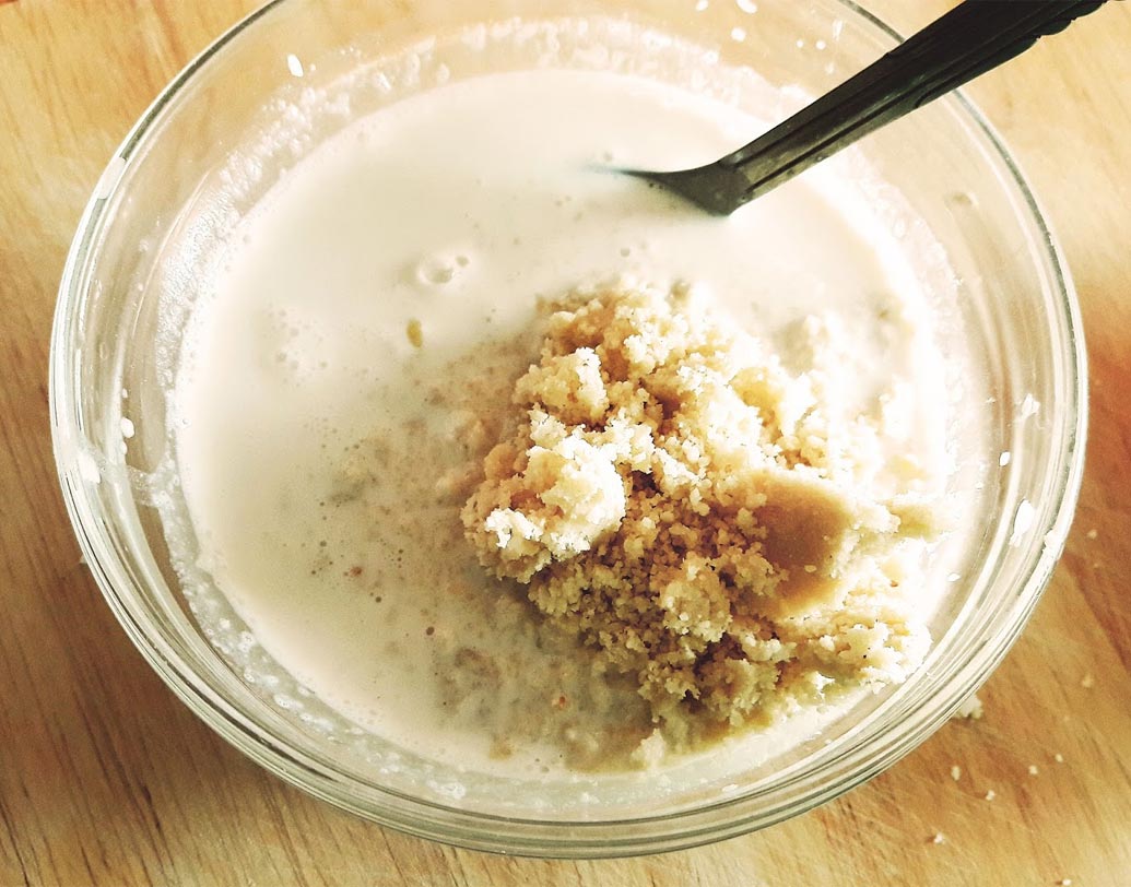 চাল ও বাদাম বাটা ঠান্ডা দুধে মিহি করে গুলে নিন।