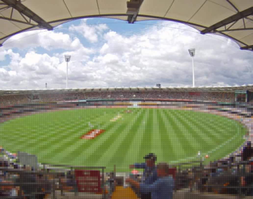 দ্য গাব্বা, ব্রিসবেন: যে সব দেশের বিরুদ্ধে তাঁর ব্যাটে বরাবরই ‘আগুন’ জ্বলেছে, সেই তালিকায় অস্ট্রেলিয়া অন্যতম। অস্ট্রেলিয়ার বিখ্যাত মাঠগুলির তালিকায় গাব্বার নাম অবশ্যই থাকবে। কিন্তু, আশ্চর্য এই গাব্বাই হতাশ করেছে তেন্ডুলকরকে। এই মাঠে মাত্র দু’টি টেস্টে নামতে দেখা গিয়েছিল তাঁকে। সর্বোচ্চ রান মাত্র ১৬। তবে, কিছুটা হলেও একদিনের ম্যাচে তিনি সফল হয়েছেন এখানে। ওডিআইতে এই মাঠে তাঁর সেরা স্কোর ৯১।