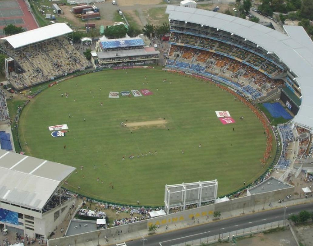 সাবাইনা পার্ক, জামাইকা: সম্ভবত ওয়েস্ট ইন্ডিজ এমনই একটা দেশ, যেখানে ব্যাট করতে কোনওদিনই তেমন স্বচ্ছন্দ ছিলেন না সচিন। তাঁর ক্রিকেট কেরিয়ারের রেকর্ড অন্তত তেমনই কথা বলে। ওয়েস্ট ইন্ডিজের সেরা ক্রিকেট মাঠগুলির মধ্যে সাবাইনা পার্ক অন্যতম। এই মাঠে দেশের হয়ে চারটি টেস্ট ইনিংসে ব্যাট করতে নেমেছিলেন। সর্বোচ্চ রান ৮৬। তবে এই মাঠে একটিও একদিনের ম্যাচ খেলেননি সচিন।