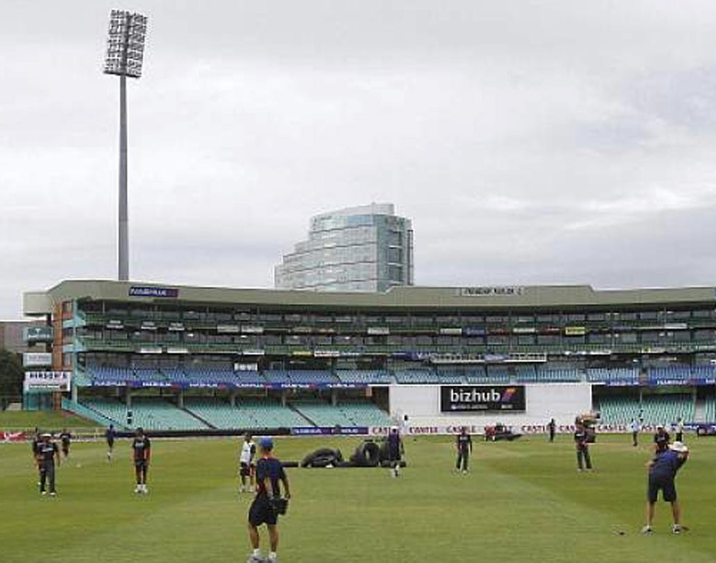 কিংসমিড, ডারবান: দক্ষিণ আফ্রিকার ডাববান। সবুজ পিচ হিসেবে বরাবারই সুনাম রয়েছে ডারবানের। এই সবুজ পিচেও শতরানের মুখ দেখতে পারেননি সচিন। টেস্টে ৬৩ এবং একদিনের ম্যাচে এই মাঠে তাঁর সর্বোচ্চ ৪৫ রান।