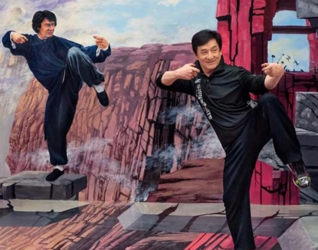 ভাবতে অবাক লাগলেও, কুং ফু স্টার জ্যাকি চ্যানও পর্নস্টার হিসেবেই কেরিয়ার শুরু করেছিলেন। হং কং মিডিয়ায় একটি সাক্ষাত্কারে নিজেই সে কথা জানিয়েছিলেন জ্যাকি। ১৯৭৫-এ পর্নস্টার হিসেবে কাজ করেছেন তিনি। ২০১৭ সালে বলিউডে ‘কুং ফু যোগা’ নামে একটি ছবিতে অভিনয় করেছেন তিনি। এই ছবিতে ছিলেন সোনু সুদ ও দিশা পটানিও। ছবিটি চিনেও মুক্তি পেয়েছিল।