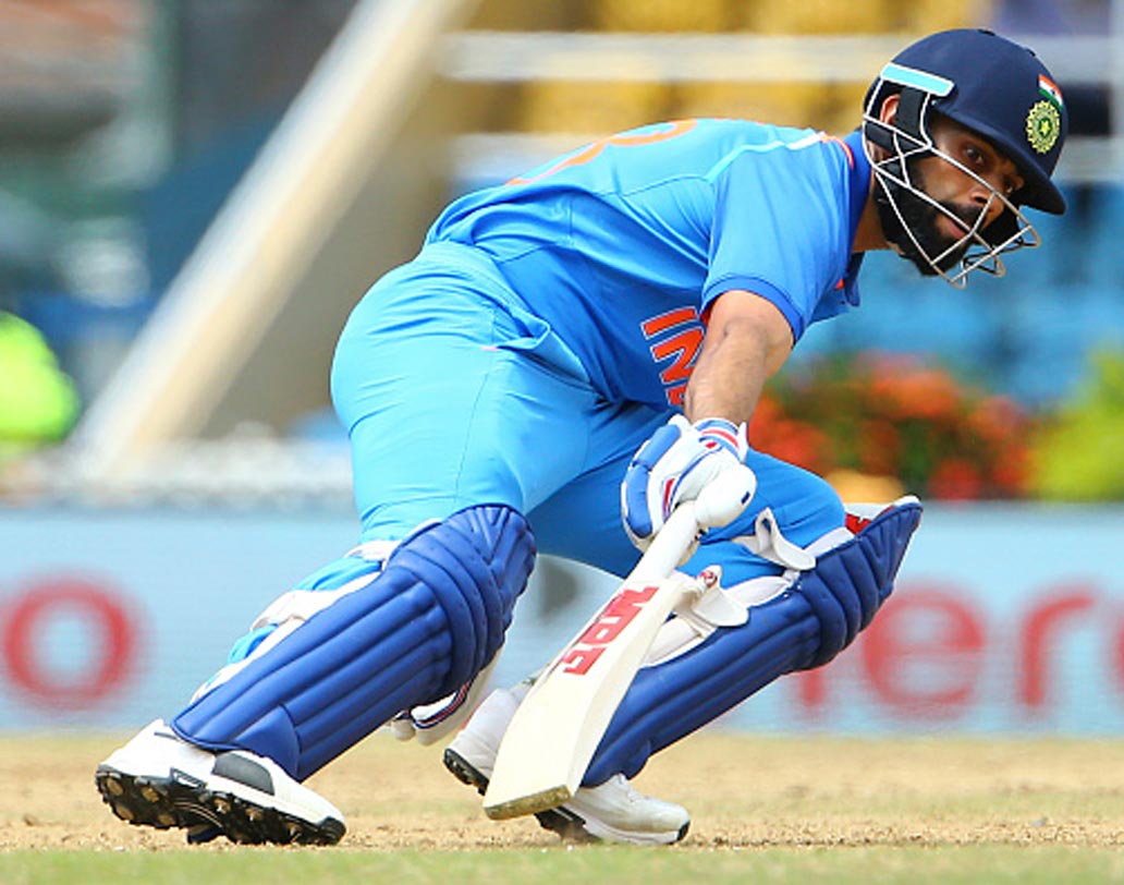 বিরাটের শারীরিক ফিটনেস নিয়ে কোনও প্রশ্ন নেই। ক্রিজে ব্যাট করার সময় তাঁর রানিং বিটুইন দ্য উইকেট চোখে পড়ার মতো। কিন্তু অনেক সময়ই তিনি ভুলে যান উল্টো দিকে যিনি ব্যাট করছেন, তিনি কতটা দ্রুত ছুটতে পারবেন। আর সে কারণেই ভুল বোঝাবুঝিতে রান আউটের ঘটনা ঘটে। যেমন শিখর ধবন বা রোহিত শর্মা সঙ্গে ব্যাট করার ক্ষেত্রে অনেক বারই রান আউটের ঘটনা ঘটেছে।