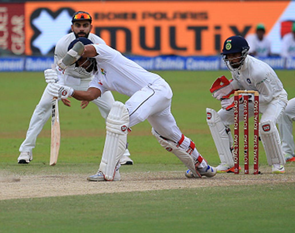 ফিল্ডার বিরাটের দক্ষতা নিয়েও প্রশ্ন নেই। তাঁর শারীরিক সক্ষমতাও বেশ। কিন্তু, স্লিপে ক্যাচ ধরার ক্ষেত্রে কোথায় যেন খামতি চোখে পড়ে। বিশেষজ্ঞদের মতে, স্লিপে দাঁড়ানোর ক্ষেত্রে বিশেষ মুন্সিয়ানার প্রয়োজন। তাই অনেকে বলেন, এই বিষয়টা নিয়ে একটু ভাবা উচিত বিরাটের।