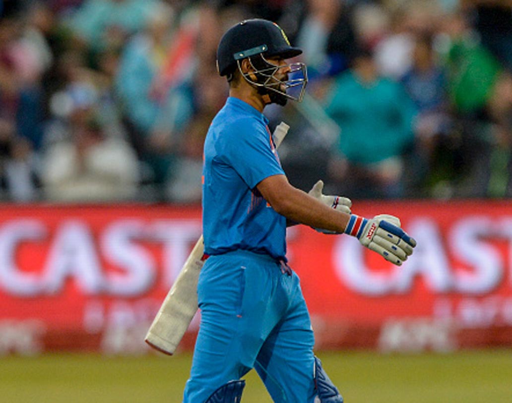 এই মুহূর্তে একদিনের ম্যাচে ভারতের সেরা ব্যাটসম্যান বিরাট কোহালি। তবে, নক আউট পর্যায়ে তাঁর ধারাবাহিকতা নিয়ে প্রশ্ন রয়েছে। এক দিনের ম্যাচে বিরাটের গড় ৫৫-এর উপরে। সেখানে নক আউট পর্যায়ে তা বেশ খানিকটা কম। যেমন ২০১৭তে চ্যাম্পিয়ান ট্রফির ফাইনালে পাকিস্তানের বিরুদ্ধে বা ২০১৫ সালের বিশ্বকাপের সেমিফাইনালে বিরাটের ব্যর্থতা কোথায় যেন তাঁর ‘সেরার সেরা’ শিরোপা নিয়ে প্রশ্ন তুলে দেয়।