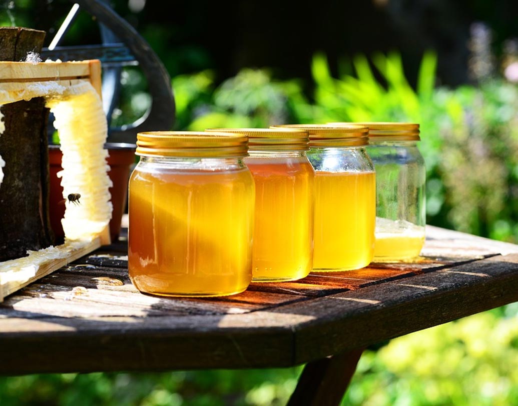 মধু: চিনির বিকল্প হিসেবে সবচেয়ে স্বাস্থ্যকর ন্যাচারাল সুইটেনার মধু। ১ টেবল চামচ মধুতে ক্যালোরির পরিমাণ ৬৪।