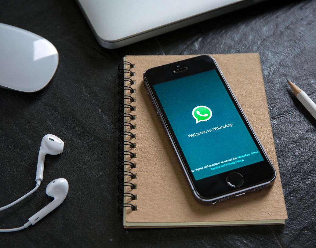 ভয়েস কল থেকে ভিডিও কল: ভয়েস কল থেকে সরাসরি গ্রাহকেরা পৌঁছে যেতে পারেন ভিডিও কলে। এমনই ফিচার নিয়ে এসেছে হোয়াটসঅ্যাপ। ভয়েস কলে কথা বলার সময় গ্রাহকেরা দেখতে পাবেন একটা হিডেন সুইচ। এই সুইচে ক্লিক করলেই ভয়েস কল হয়ে যাবে ভিডিও কল।