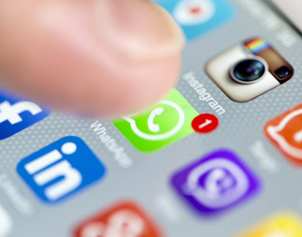 অ্যাডাপটিভ আইকন: এই ফিচারটি আগে অ্যান্ড্রয়েড ওরিও অপারেটিং সিস্টেমে ছিল। চলতি বছরে হোয়াটসঅ্যাপ এই সব গ্রাহকদের জন্যই নিয়ে এসেছে। এই ফিচারে গ্রাহকেরা হোয়াটসঅ্যাপ লোগোকে তাদের মনমতো আকার দিতে পারবেন। চৌকো, গোল, রাউন্ড স্কোয়ার বা টিয়ারড্রপ— যে কোনও আকারেই লোগোকেই নিয়ে আসতে পারবেন গ্রাহকেরা।