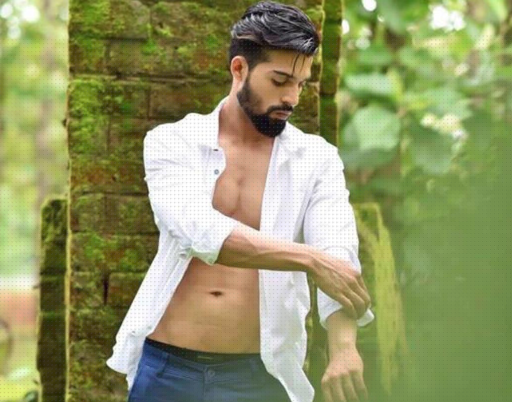 সাধারণ মধ্যবিত্ত পরিবারে বড় হওয়া ফারহানের বাবা ফরীদ কুরেশি ভোপালে একটি ছোট চায়ের দোকান চালান। বাবাকে সাহায্য করতে দু’বছর ফারহান এখানে কাজও করেছেন। ছবি: সৌজন্যে ফারহান কুরেশির ফেসবুক।