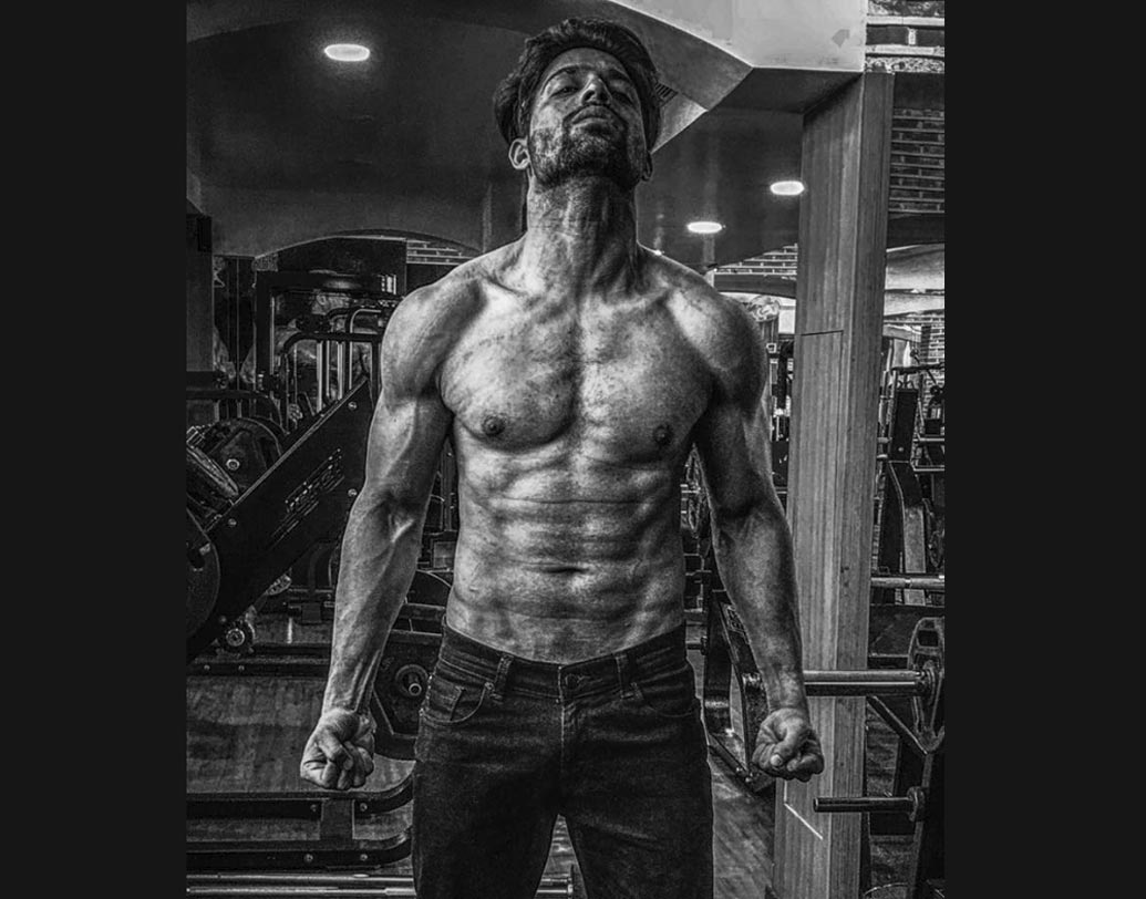 খেতাব জেতার পর একটি সাক্ষাত্কারে ফারহান জানান, মডেলিংয়ে ঘোর আপত্তি ছিল তাঁর বাবার। তাই পড়াশুনার পাশাপাশি লুকিয়ে মডেলিং এবং শরীরচর্চা শুরু করেন তিনি। সেই সঙ্গে ‘পারসোনালিটি ডেভেলপমেন্ট’-এর ক্লাসেও যোগ দেন তিনি। ছবি: সৌজন্যে ফারহান কুরেশির ফেসবুক।