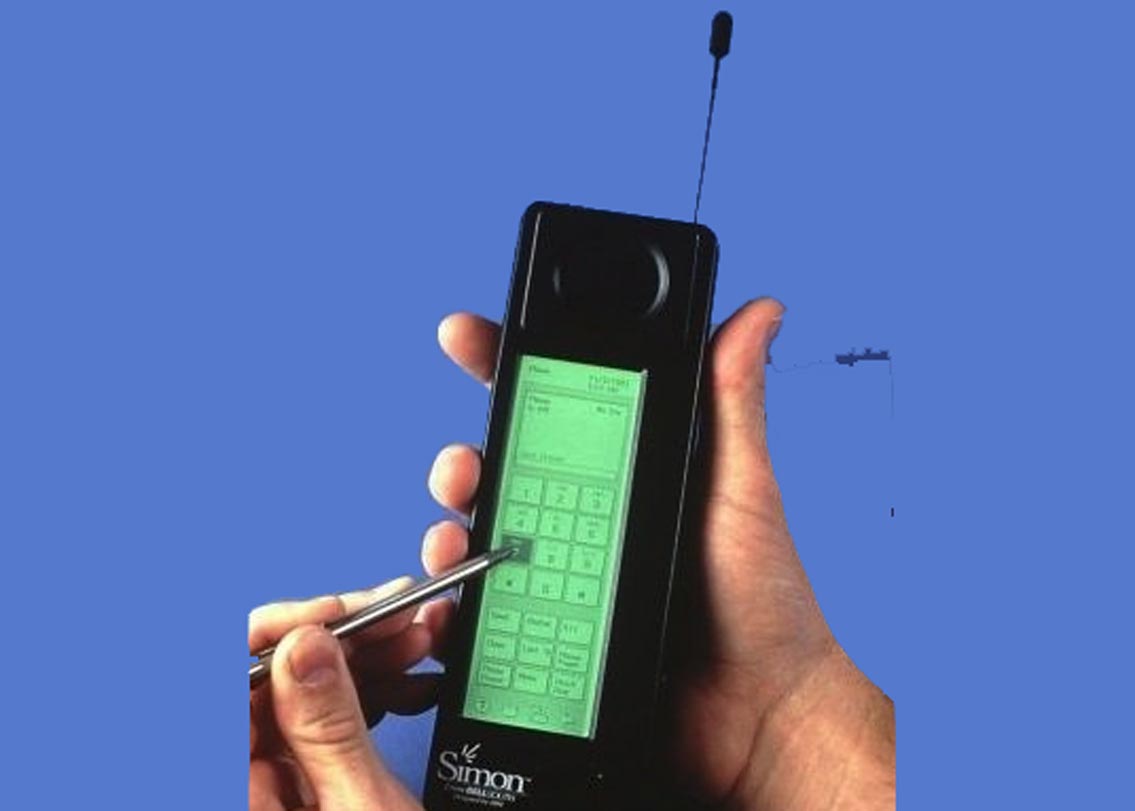 আইবিএম ফোনটির নাম দেয় সিমন। এই ফোনে কোনও কিপ্যাড ছিল না। এখনকার স্মার্টফোনগুলোর মতোই পুরোপুরি টাচস্ক্রিন-এর মাধ্যমে এটা ব্যবহার করতে হত।