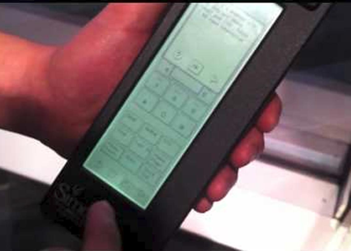 দৈর্ঘ্যে ৮ ইঞ্চি, চওড়ায় ২.৫ ইঞ্চি এবং ১.৫ ইঞ্চি পুরু ছিল ফোনটি। ওজন ৫০০ গ্রাম। যে কারণে অনেকটা ইটের মতো দেখতে লাগত স্মার্টফোনটিকে।